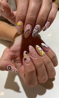 Nude nails with smiley faces and daisies