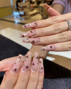 Mauve heart-tip nails with gold accents